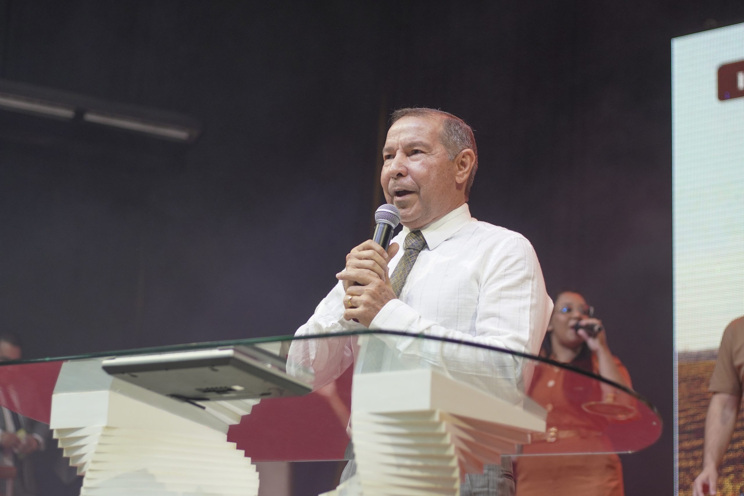 O Deus dos céus é o que nos fará prosperar